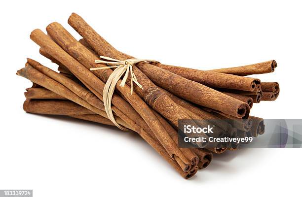Cinnamon Barras De Racimo Foto de stock y más banco de imágenes de Canela - Especia - Canela - Especia, Alimento, Bulto