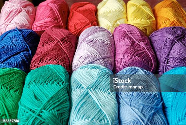 Bolas Coloridas Fibra De Algodón Foto de stock y más banco de imágenes de Algodón - Textil - Algodón - Textil, Arte y artesanía, Artesanía