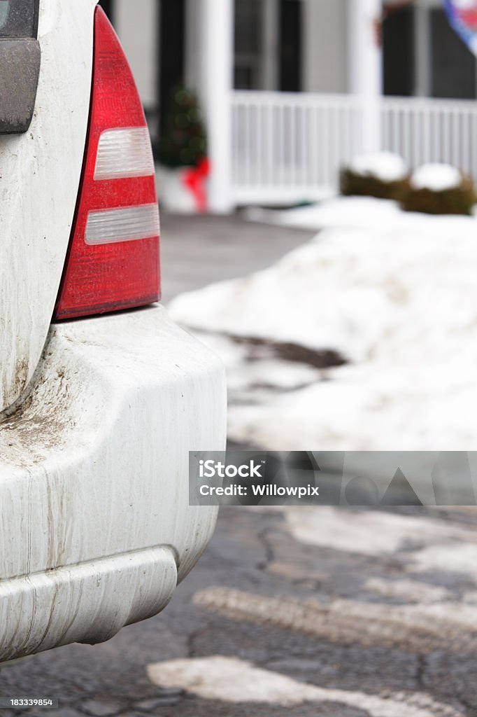 Weiße Auto Spiralen mit Drippy Winter Schmutz in den matschigen Auffahrt - Lizenzfrei Auffahrt Stock-Foto