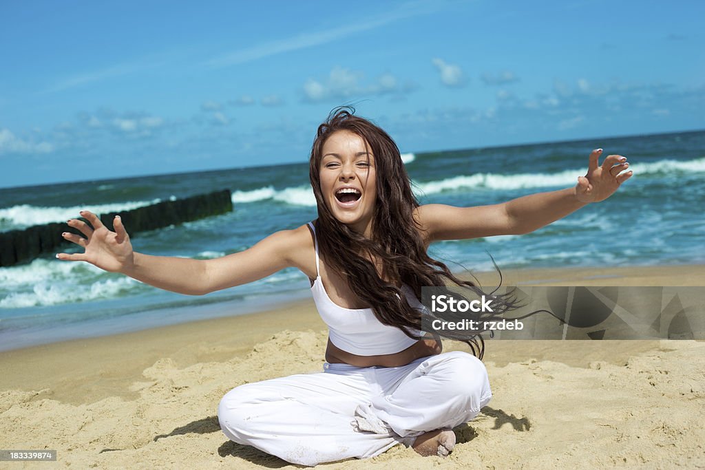 Szczęśliwa Kobieta na plaży - Zbiór zdjęć royalty-free (18-19 lat)
