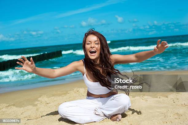 Szczęśliwa Kobieta Na Plaży - zdjęcia stockowe i więcej obrazów 18-19 lat - 18-19 lat, Aktywny tryb życia, Biały