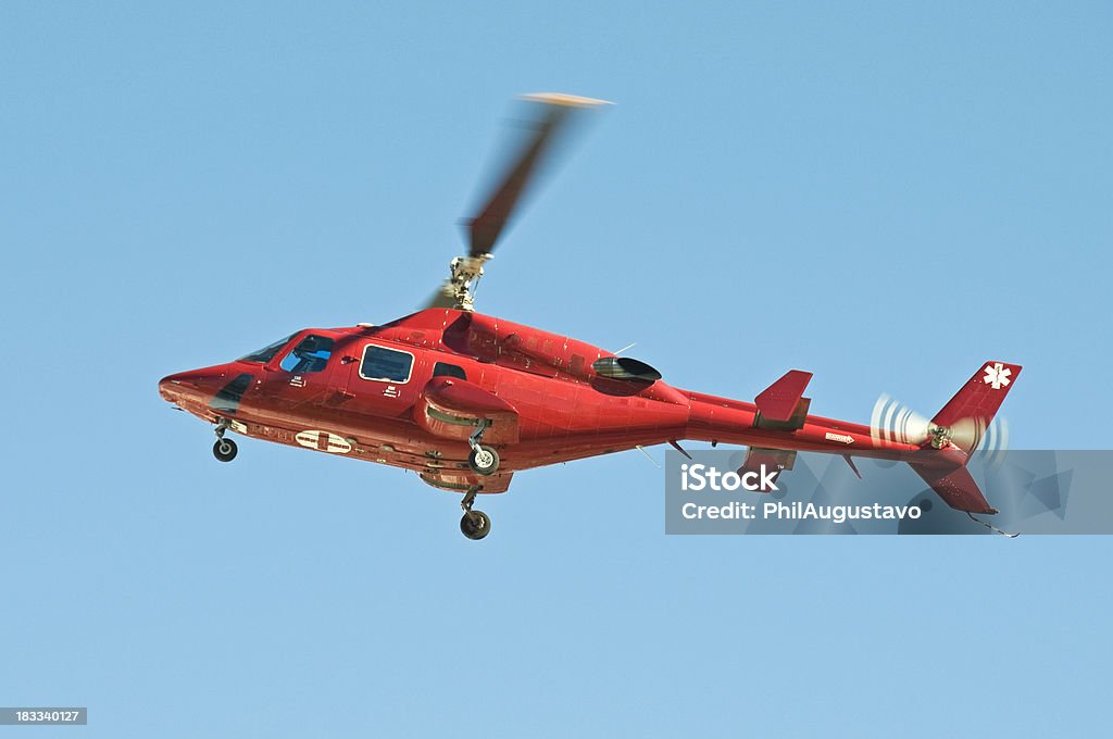 Medizinische Hubschrauber nähern hospital - Lizenzfrei Rotes Kreuz - Organisierte Gruppe Stock-Foto