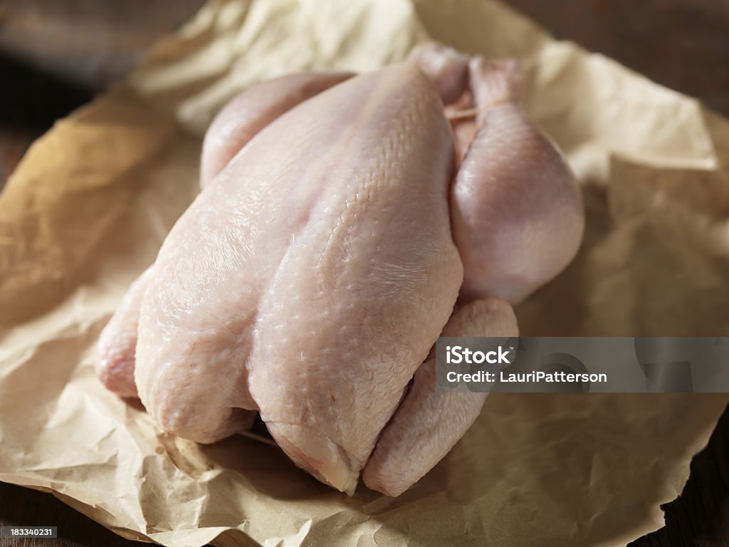 생닭은 in Butchers 종이 - 로열티 프리 닭고기 스톡 사진