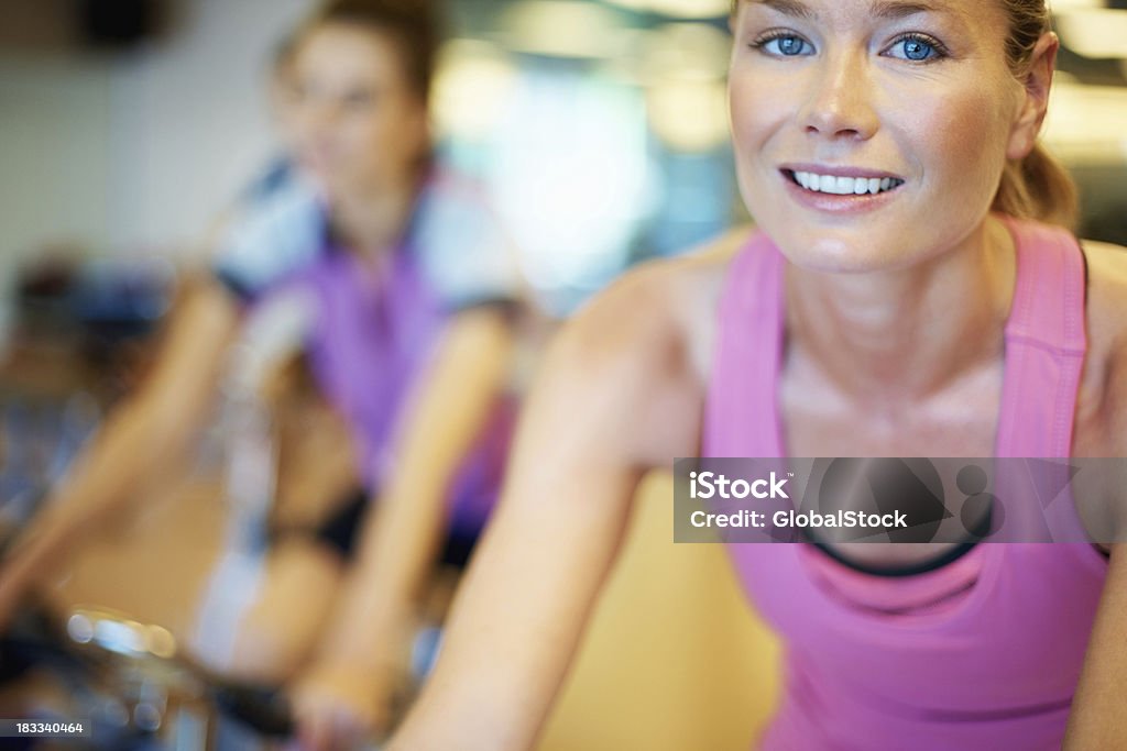 Mulher trabalho fora na aula de spinning - Foto de stock de 20 Anos royalty-free