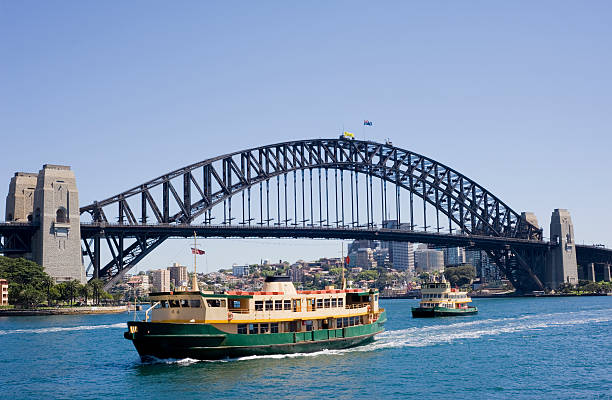 sydney harbour bridge und die skyline der stadt in australien - sydney harbor sydney australia australia sydney harbor bridge stock-fotos und bilder