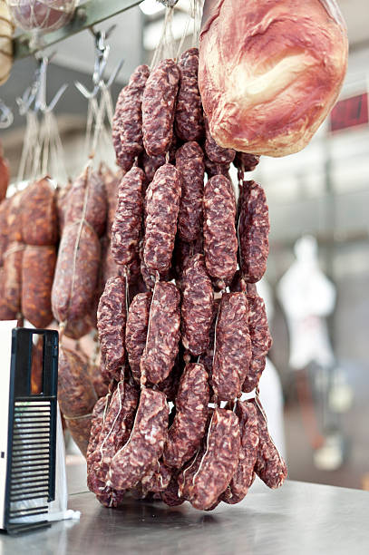 un'immagine di salsicce hanged secco in un butchery - salami chorizo sausage sopressata foto e immagini stock