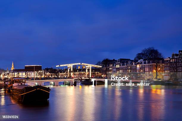 Photo libre de droit de Amsterdam Aux Paysbas Et La Rivière Amstel De Nuit banque d'images et plus d'images libres de droit de Pont Maigre