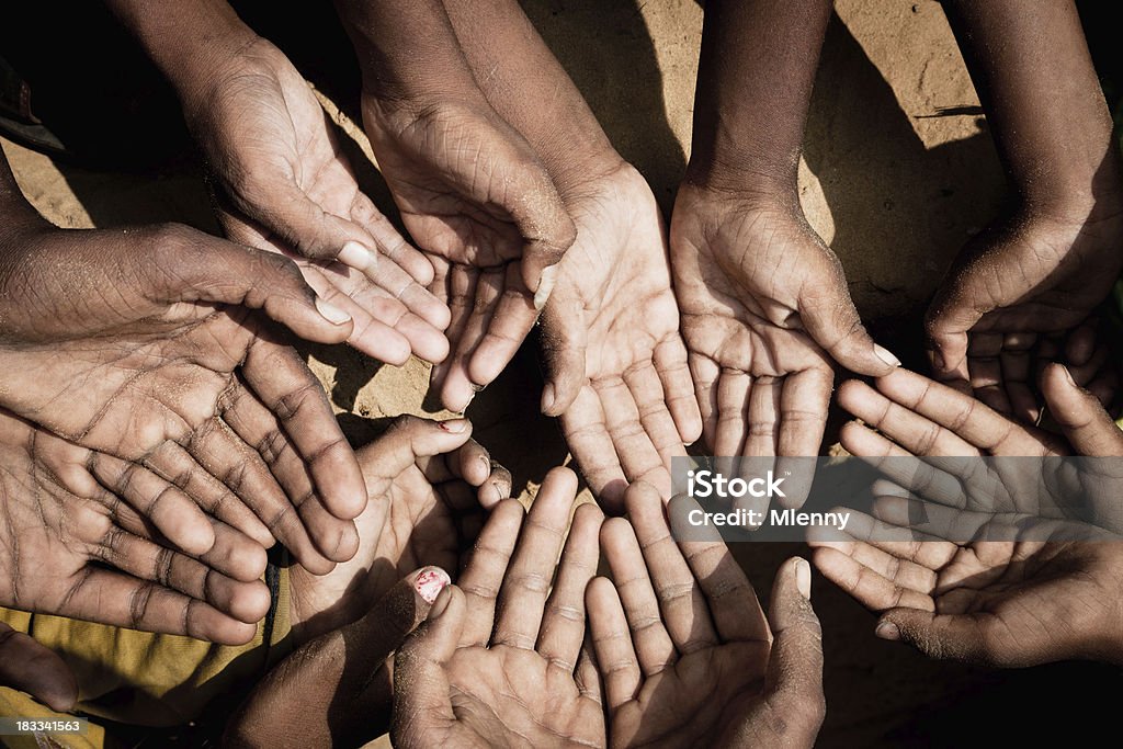 Индия руки бедных - Стоковые фото Благотворительность и гуманитарная помощь роялти-фри