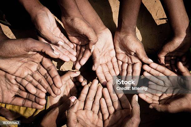 Индия Руки Бедных — стоковые фотографии и другие картинки Благотворительность и гуманитарная помощь - Благотворительность и гуманитарная помощь, Индия, Help - английское слово