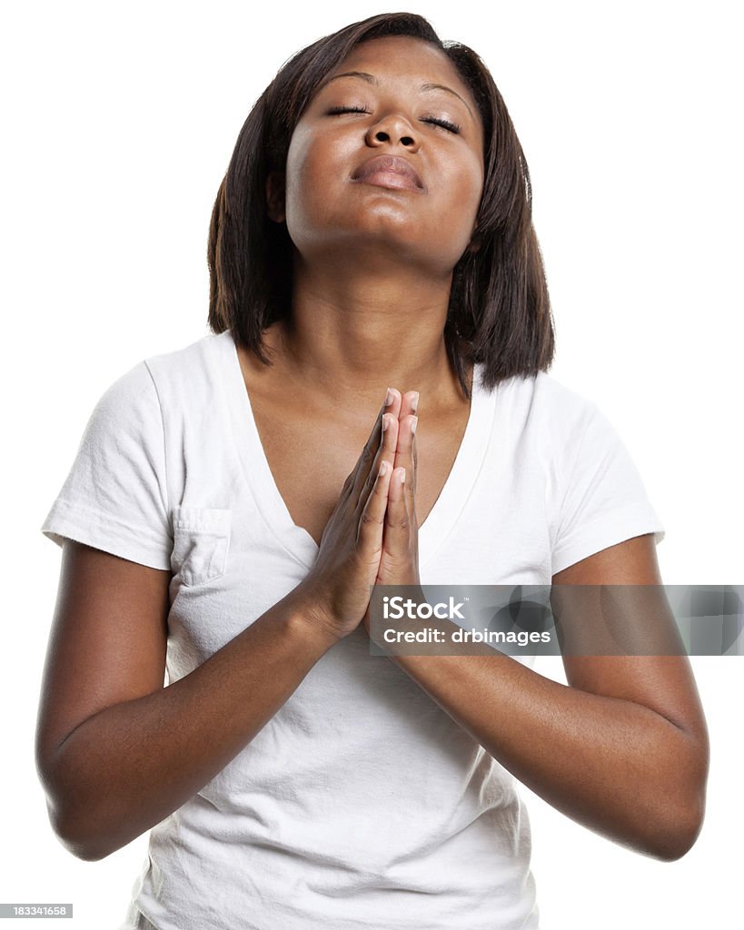 Молодая женщина, Молясь с руки вместе и закрытыми глазами - Стоковые фото Женщины роялти-фри