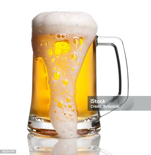 Traboccante Di Birra - Fotografie stock e altre immagini di Birra - Birra, Scontornabile, Bicchiere da birra