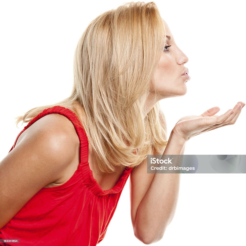 Joven mujer enviar un beso, vista lateral - Foto de stock de Vista de costado libre de derechos
