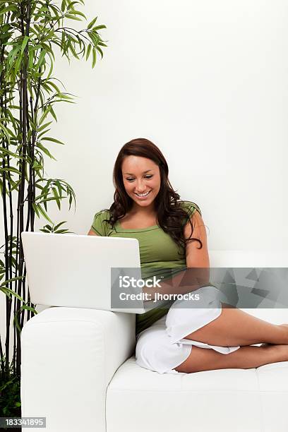 Foto de Jovem Mulher Em Um Sofá Com Laptop e mais fotos de stock de 20 Anos - 20 Anos, Aconchegante, Adolescente