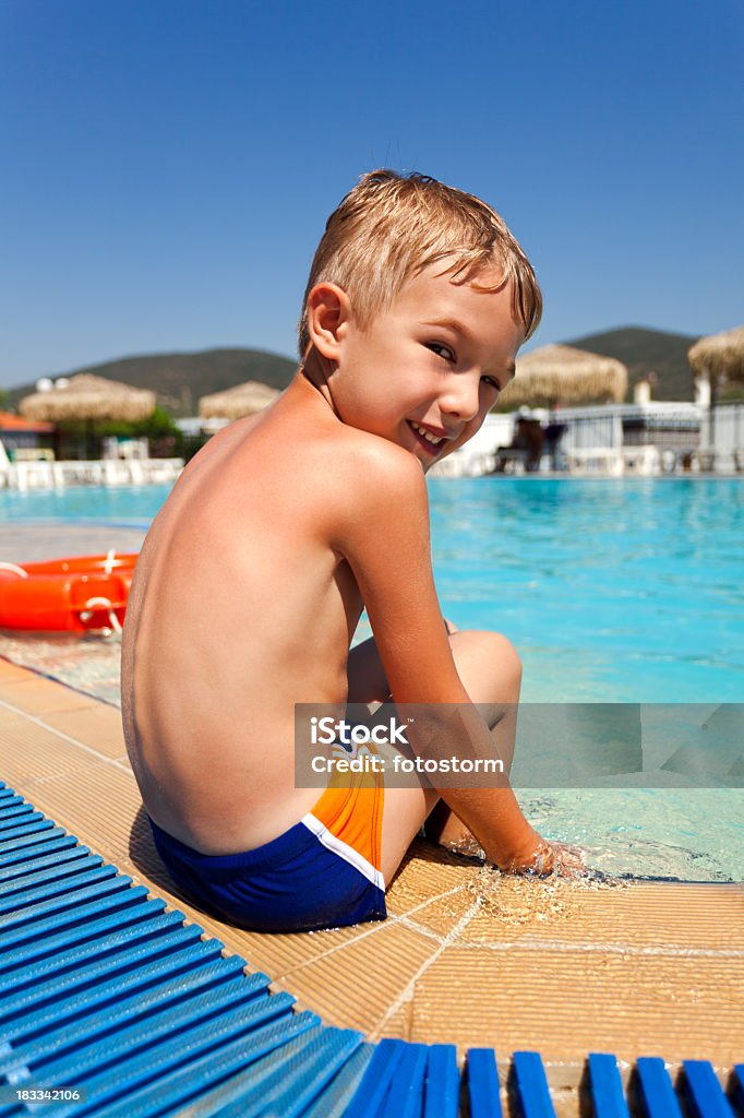 Menino se divertindo na piscina de férias de verão nos EUA - Foto de stock de 2-3 Anos royalty-free