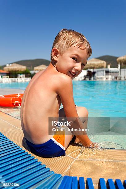 Foto de Menino Se Divertindo Na Piscina De Férias De Verão Nos Eua e mais fotos de stock de 2-3 Anos