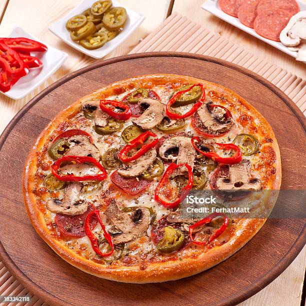 Pizza De México Foto de stock y más banco de imágenes de Al horno - Al horno, Alimento, Cena