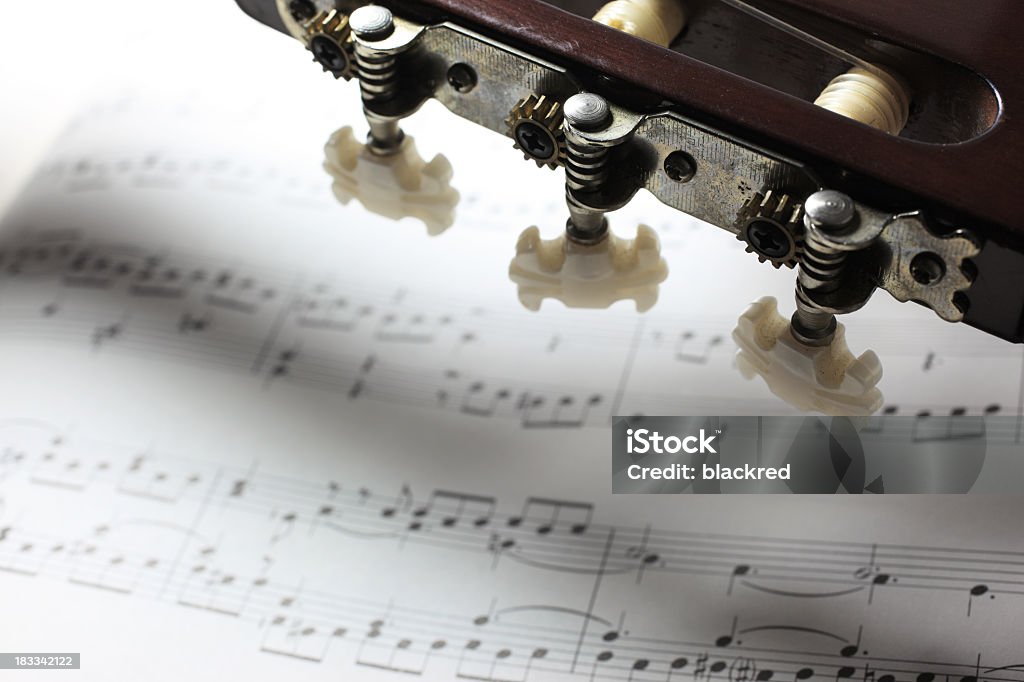 Chitarra sul foglio di musica - Foto stock royalty-free di Arte