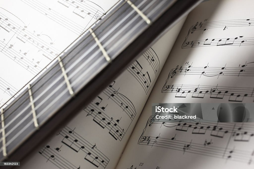 Chitarra sul foglio di musica - Foto stock royalty-free di Arte