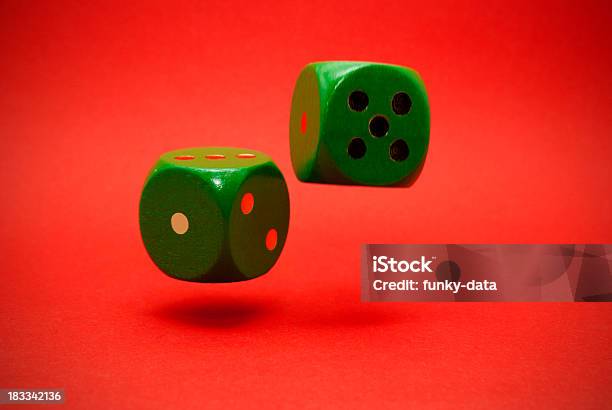 Foto de Lançada Verde Dados No Ar e mais fotos de stock de Dado - Dado, Macrofotografia, Verde - Descrição de Cor