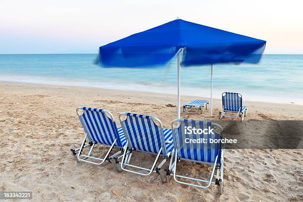 Photo libre de droit de Windy Journée À La Plage banque d'images et plus d'images libres de droit de Bleu - Bleu, Chaise, Ciel