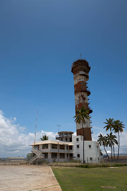 ford island torre de controlo de tráfego aéreo pearl harbor havai - control harbor airport tower imagens e fotografias de stock