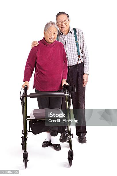 Photo libre de droit de Senior Couple Asiatique À Laide De Orthopedic Walker Pour La Thérapie Physique Exercice banque d'images et plus d'images libres de droit de Deux personnes