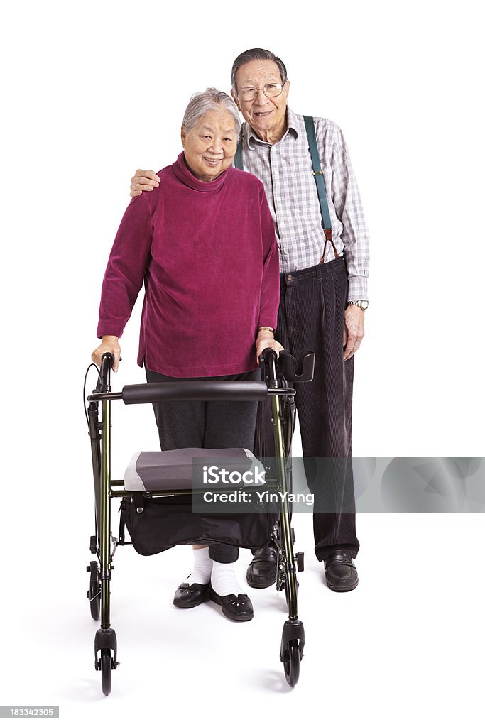 Starszy Asian Para z ortopedyczne Walker na fizjoterapii ćwiczeń - Zbiór zdjęć royalty-free (Białe tło)