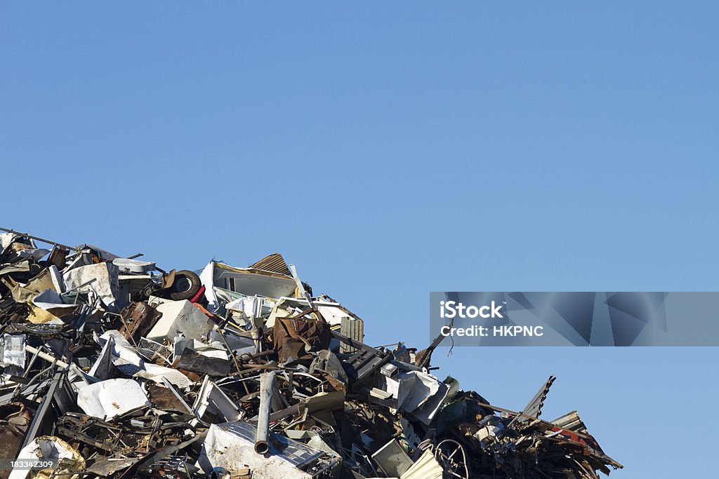 Metalowe recyklingu Skład złomu, niebieski niebo w rogu, poziomej - Zbiór zdjęć royalty-free (Aluminium)