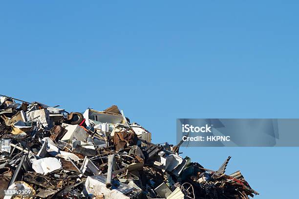 Metalowe Recyklingu Skład Złomu Niebieski Niebo W Rogu Poziomej - zdjęcia stockowe i więcej obrazów Aluminium