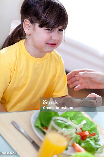 Foto de Menina Chorando Na Mesa Não Quer Comer Legumes e mais fotos de stock de Alimentação Saudável - Alimentação Saudável, Almoço, Aluno de Jardim de Infância