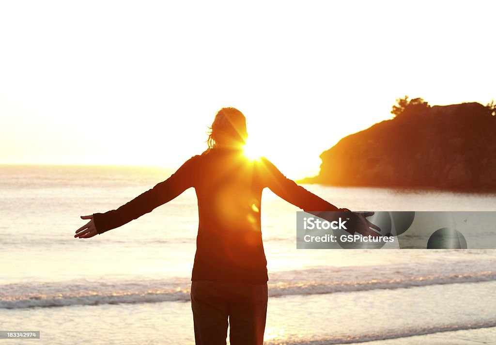 Mulher com os braços abertos ver pôr-do-sol - Royalty-free 40-44 anos Foto de stock