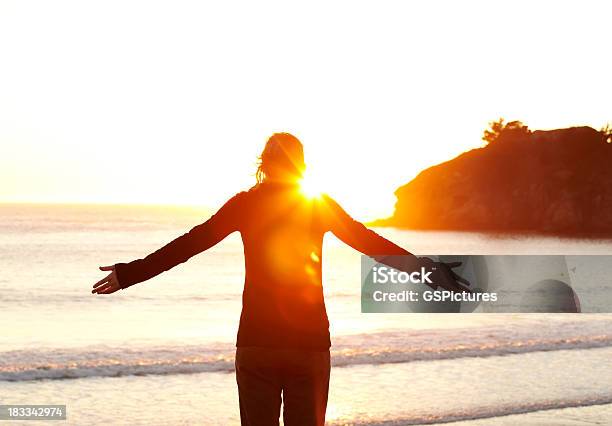 Mulher Com Os Braços Abertos Ver Pôrdosol - Fotografias de stock e mais imagens de 40-44 anos - 40-44 anos, Admirar a Vista, Adulto