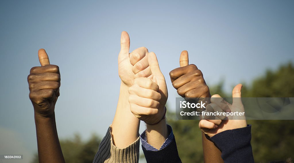 Multirracial polegares para cima no Céu - Royalty-free Polegar para Cima Foto de stock