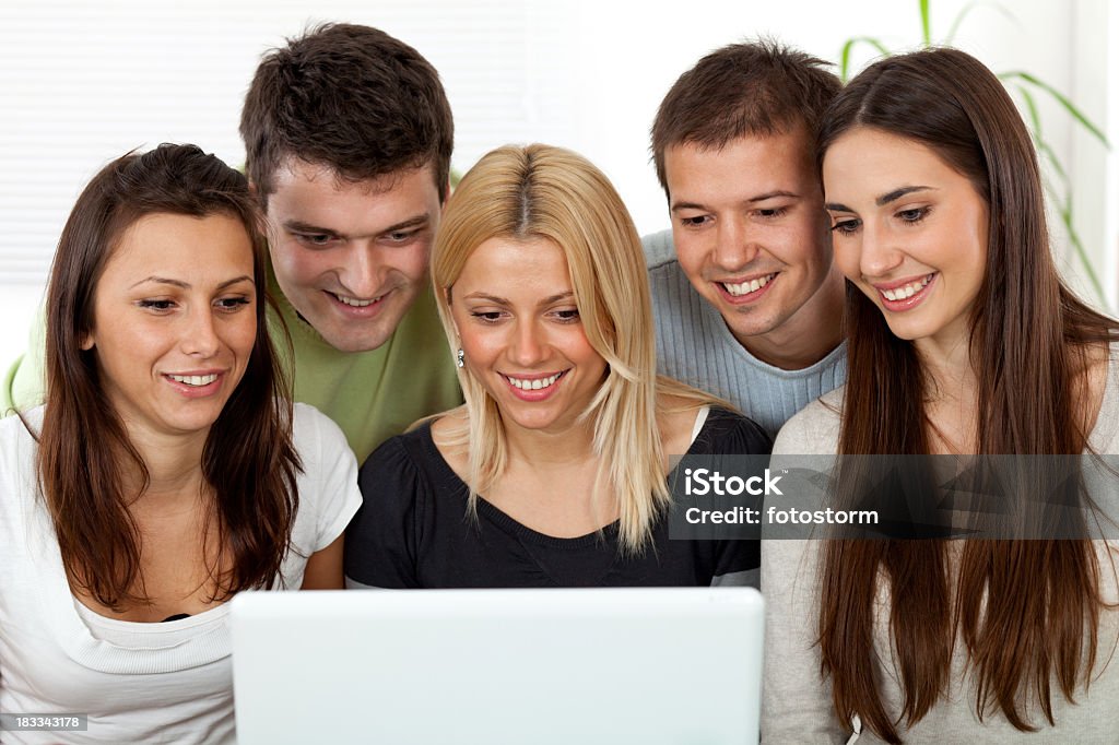 Grupo de jóvenes felices personas trabajando en la computadora portátil - Foto de stock de Adolescente libre de derechos