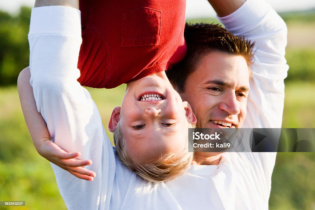 Маленький мальчик весело с Любящий Отец - Стоковые фото 2-3 года роялти-фри