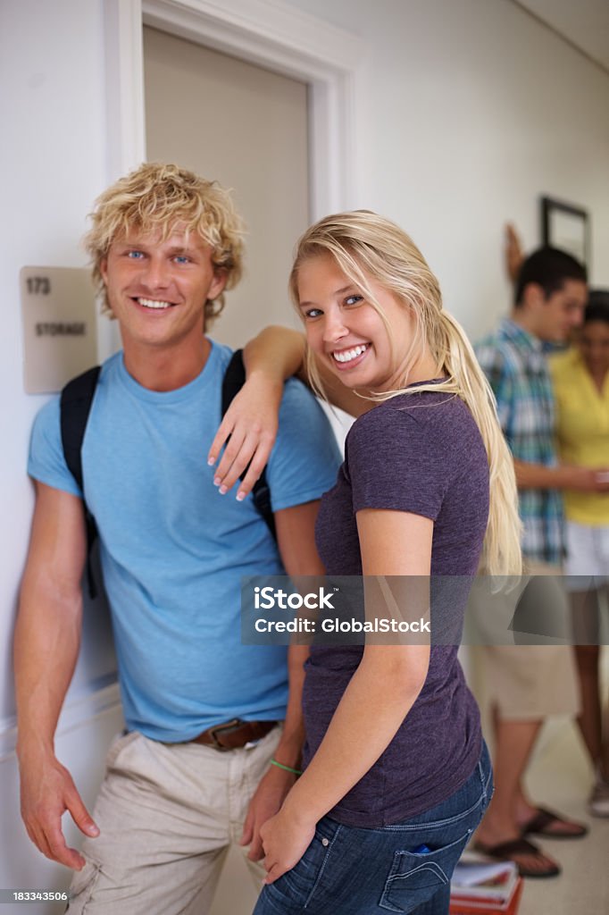 Pie feliz pareja junto con clase en el fondo - Foto de stock de 20 a 29 años libre de derechos