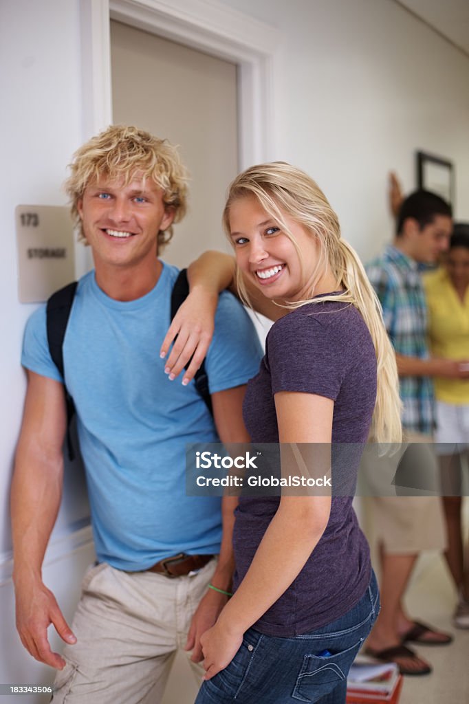 Casal feliz em pé com colegas de escola em segundo plano - Royalty-free 20-29 Anos Foto de stock