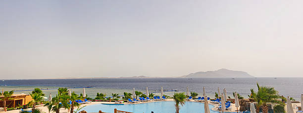 luxo hotel resort com vista da ilha titan - beach tropical climate palm tree deck chair imagens e fotografias de stock