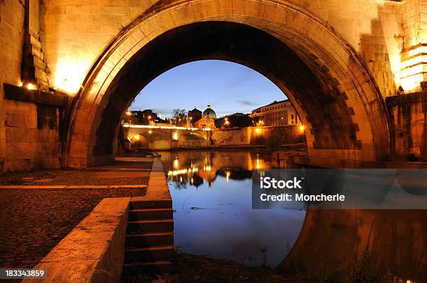 Attraverso Larco Di Ponte Sant Angelo A Roma - Fotografie stock e altre immagini di Notte - Notte, Orizzonte urbano, Ponte Sant'Angelo