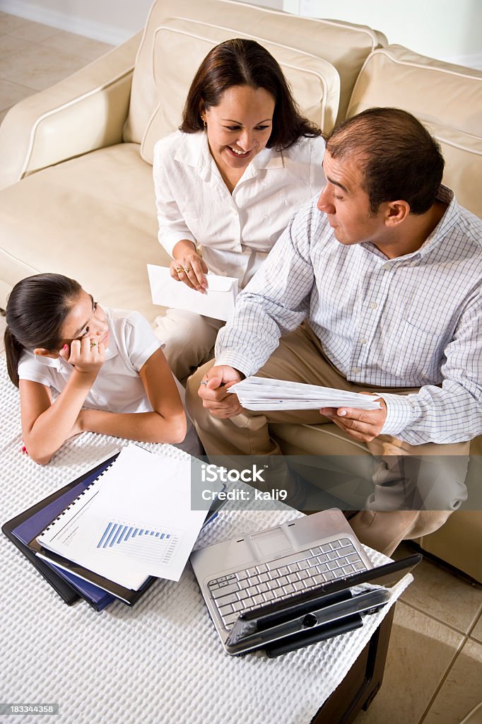 Família hispânica em casa de revisar finanças - Foto de stock de Família royalty-free