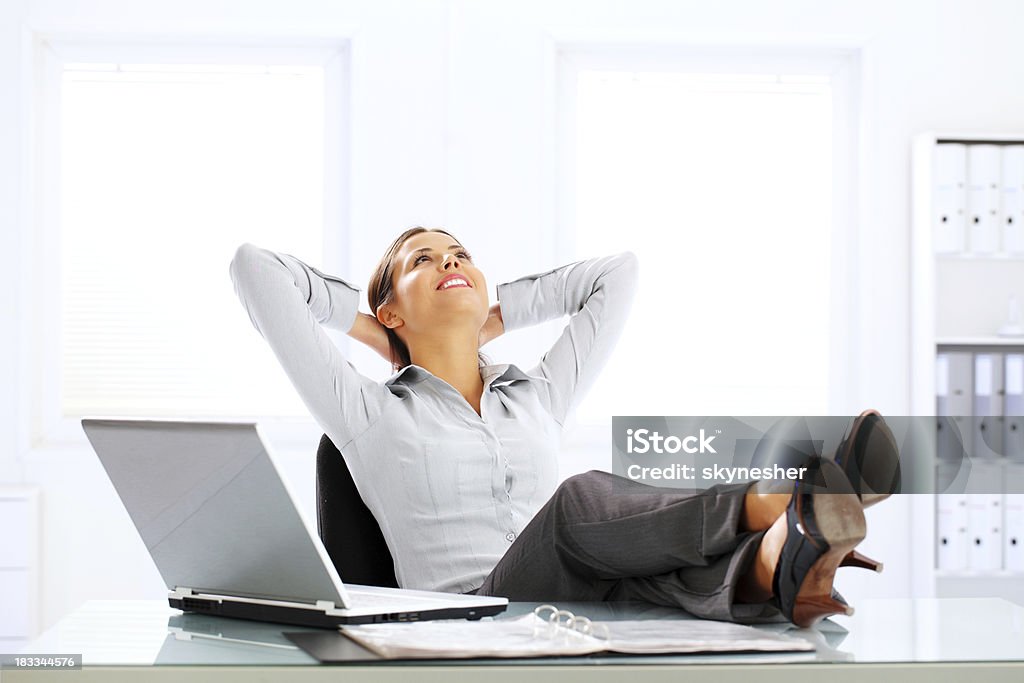 Schöne business-Frau ist entspannend im Büro. - Lizenzfrei Anzug Stock-Foto