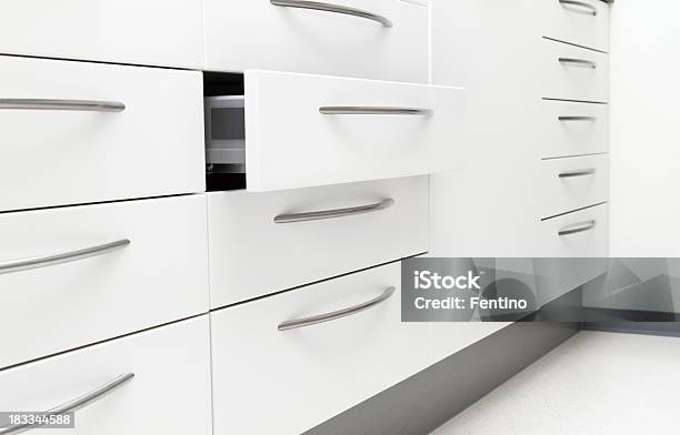 Armário De Consultório Médico - Fotografias de stock e mais imagens de Aberto - Aberto, Acessibilidade, Armário de Casa de Banho