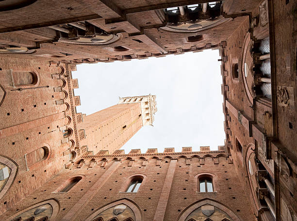 музей civico (палаццо публико) в г. сиена город, тоскана - torre del mangia стоковые фото и изображения