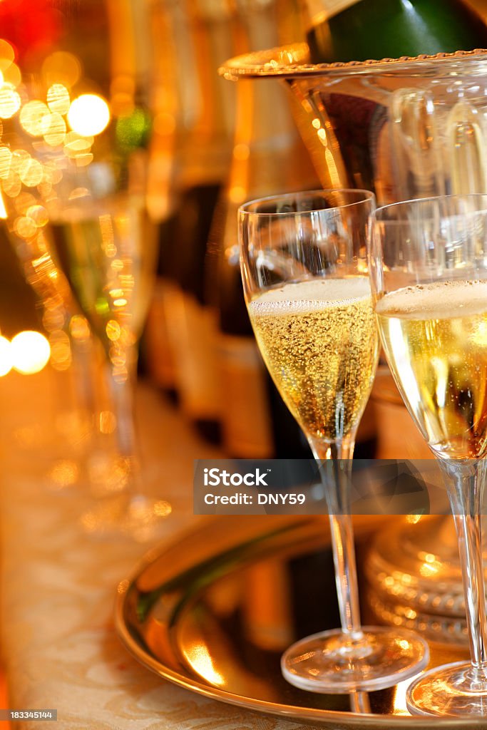 Deux verres de champagne dans le cadre de vacances - Photo de Champagne libre de droits