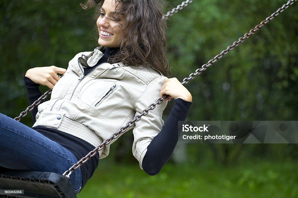 Kobieta na swing - Zbiór zdjęć royalty-free (20-29 lat)