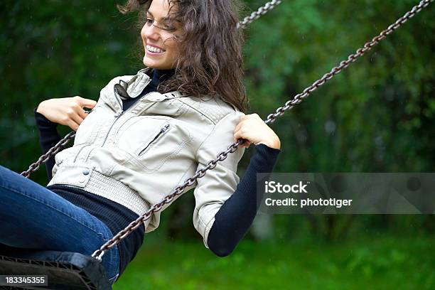 Kobieta Na Swing - zdjęcia stockowe i więcej obrazów 20-29 lat - 20-29 lat, Austria, Brązowe włosy