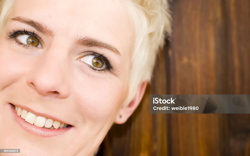 Retrato de uma mulher atraente com cabelo loiro Curto - Royalty-free Oblíquo Foto de stock