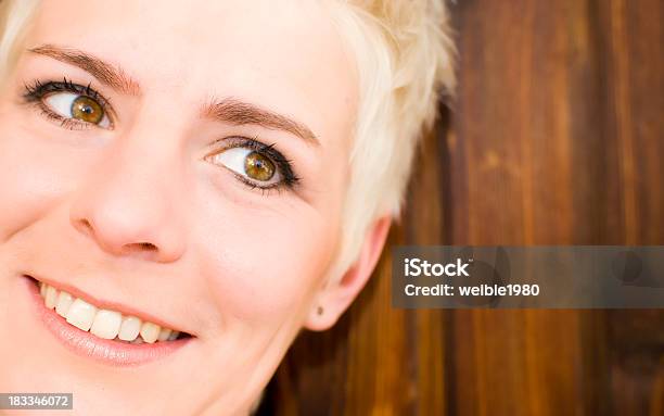 Retrato De Uma Mulher Atraente Com Cabelo Loiro Curto - Fotografias de stock e mais imagens de Oblíquo