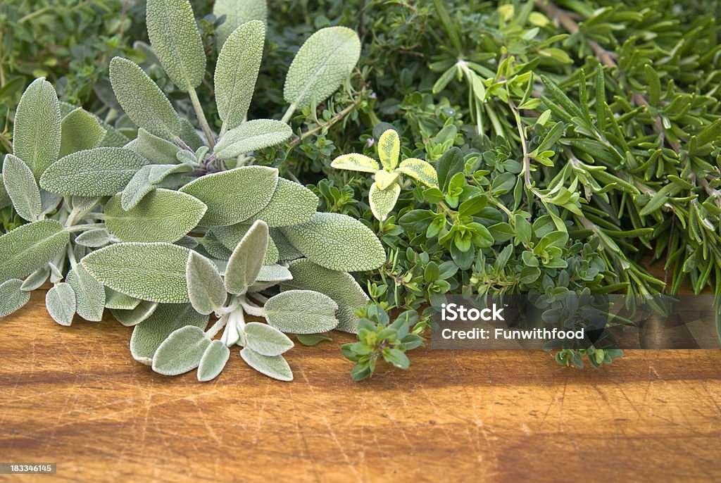 Plantas aromáticas frescas: Sage, Rosemary & Tomilho, temperos & cozinhar os ingredientes alimentares - Royalty-free Alecrim Foto de stock