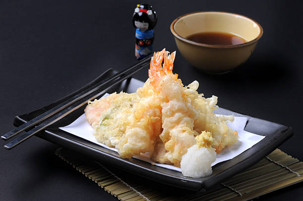 темпура из креветок японская еда стиле - tempura стоковые фото и изображения